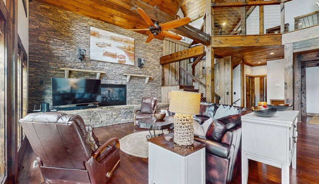 Beautiful lakefront house with full kitchen, private dock, & hot tub