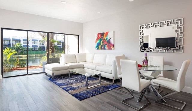 Beautiful Pool 5m to the Beach Downtown & Shopping