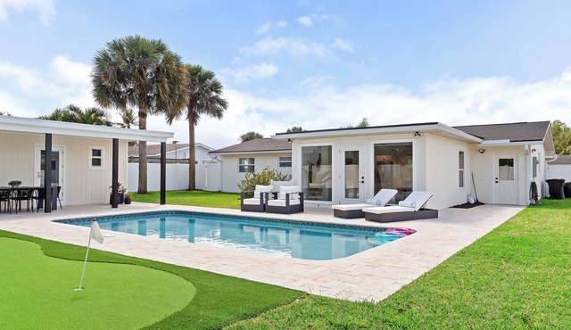 Beautiful Tequesta Home with a Private Pool & Putting Green