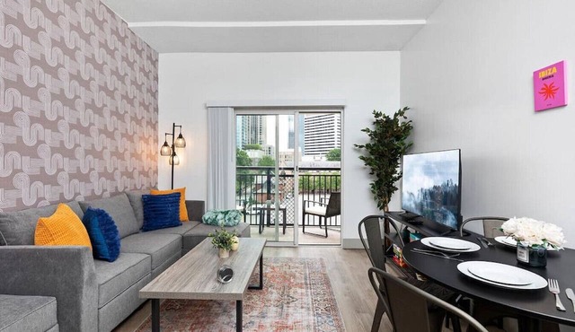 Brand New Luxury Apt, 2 Mins to Stadium, Free Parking, City Views, WiFi
