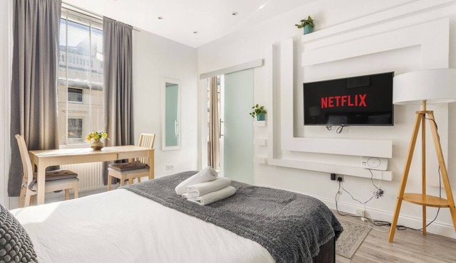 Bright Hyde Park Studio · Bayswater · Sleeps 3