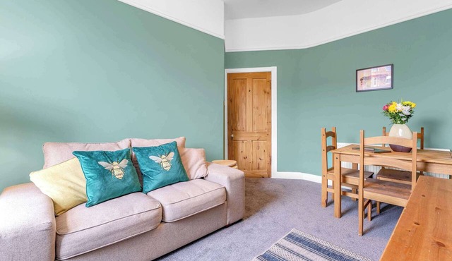 Bright Quiet Edinburgh Home Free Parking
