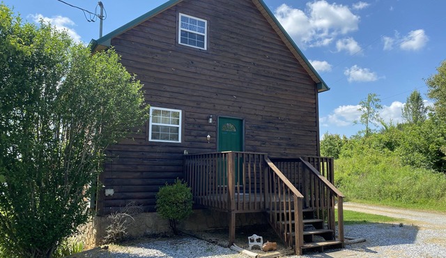 Bring the boat! 2 bedroom cabin on Flat Creek on Douglas Lake with lake access