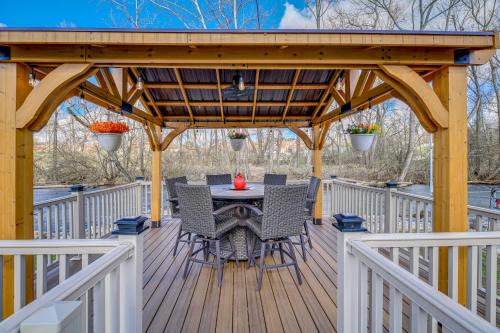 Bristol Retreat w/Creek Access: 2 Mi to Dtwn