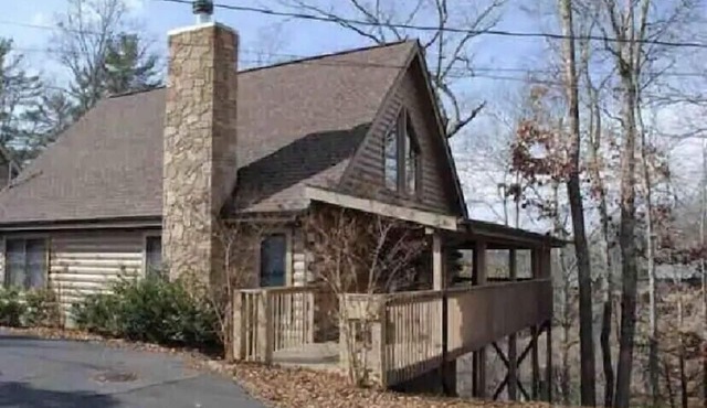 Cabin w/loft & beautiful updates, indoor fun/hot tub/new grill & communal pool!