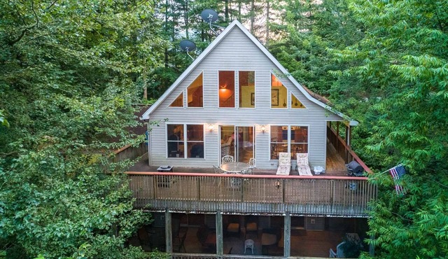 Caribou Lodge: Three Story Custom Mountain Home just Minutes from Lake Glenville Boating