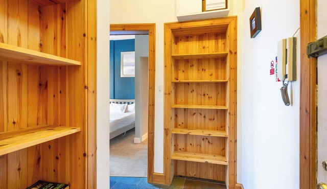 Central Edinburgh 1 BDR APT Full of Character