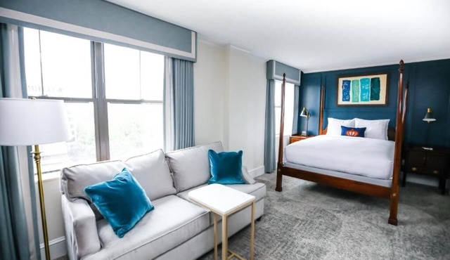 Central Uptown Room Near Bank of America Stadium and Local Dining Options