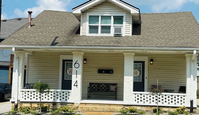 Charming 2-bedroom apartment with WiFi, AC in fantastic Downtown Bowling Green