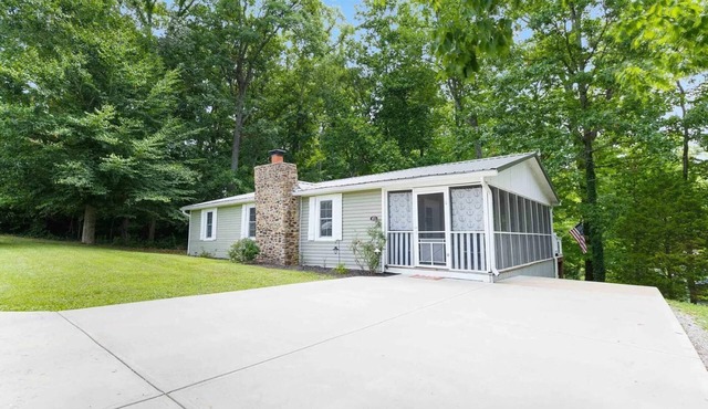 Charming 2 Bedroom Cabin Minutes from Lake Cumberland, Great Outdoor Seating!