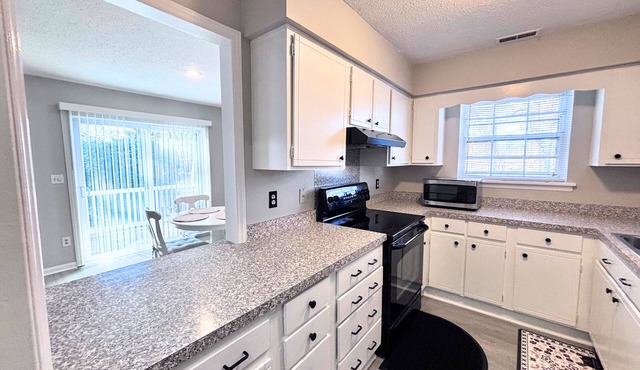 Charming 2-bedroom townhome in Pineville- Charlotte