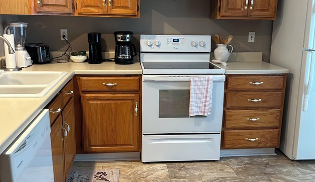 Charming 2-bedroom townhome Bristol minutes from local attractions!
