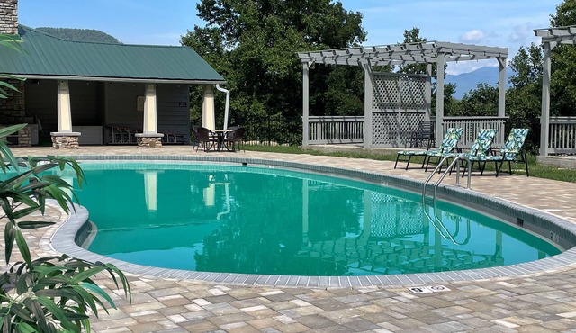 Charming 2-bedroom cabin in Bryson City with access to pool and horse stables