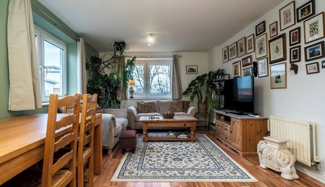 Charming 2BR w/Balcony & Free Parking - Pass the Keys