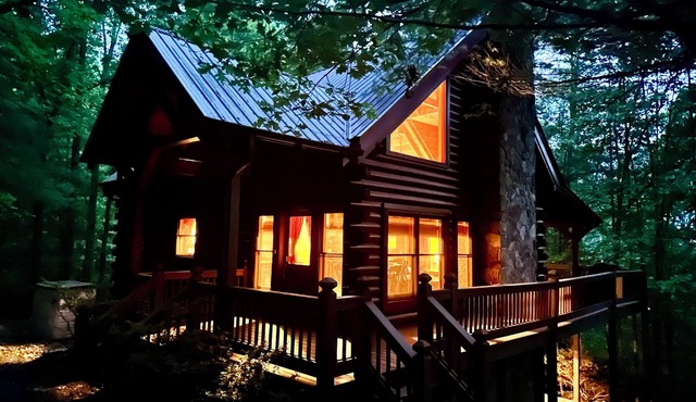 Charming 3-bedroom cabin with WiFi, AC ten mins from downtown Blue Ridge
