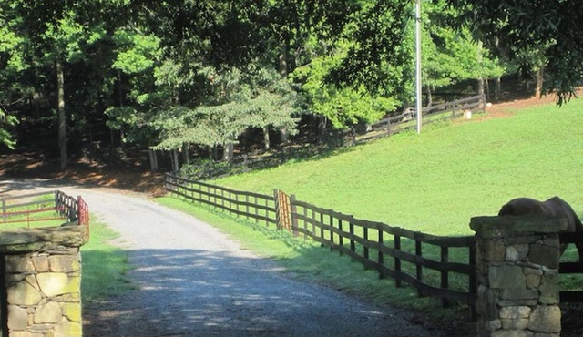 Charming 4 BR, 4 BA on Mechums River 15 Minutes to Charlottesville