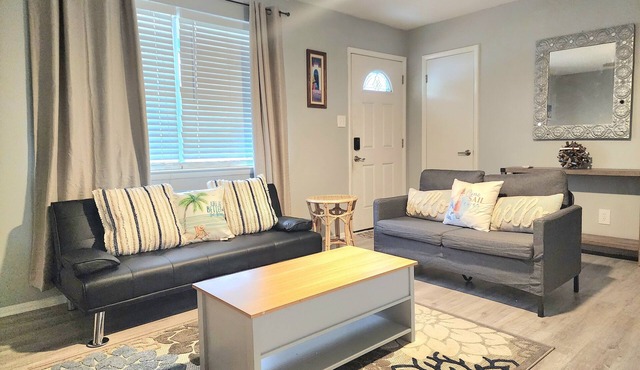 Charming Cottage Close to Beach & City