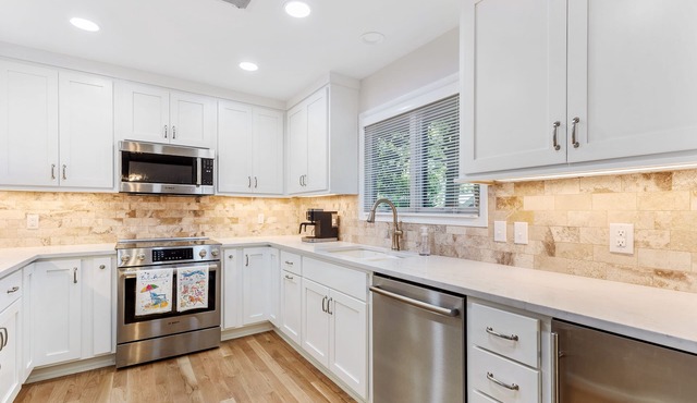 Charming cottage yards to beach and recent reno