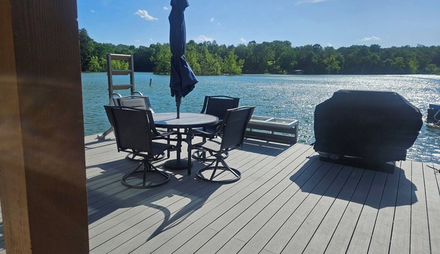 Charming floating home on Norris Lake with 2 bedrooms, 1 bath and free WiFi!