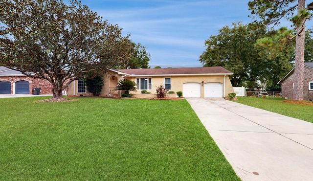 Charming home- Dog Friendly, Private Pool w/Private Putting Green