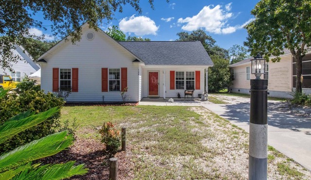 Charming Home! Just minutes From the Beach, Near Shopping, Dog Friendly