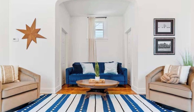 Charming home walkable to bars & restaurants!