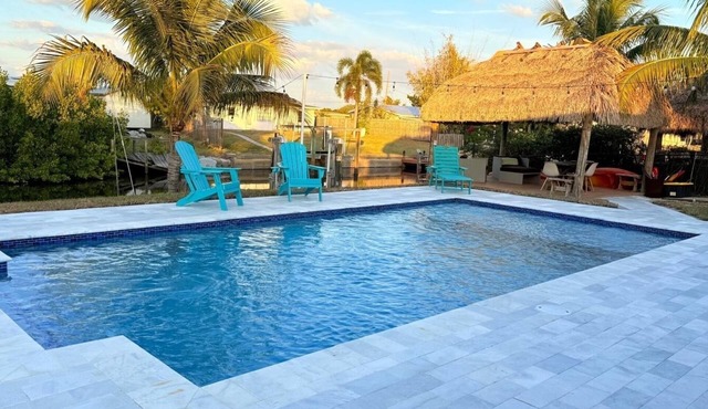 Charming house 3 bedrooms 3 bathrooms Pool, gazebo , fishing canal kayaks ,grill