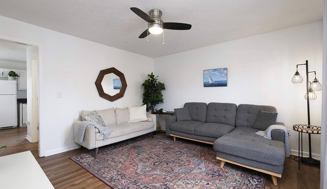 Charming Townhome with Two King Beds & Sep Bath