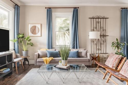 Chic Artisan Cottage Near Forsyth Park