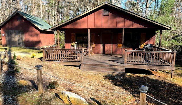 Chimney Mtn 3 - Dog Friendly Cabin with Covered Hot Tub and Hot Tub. Near Helen