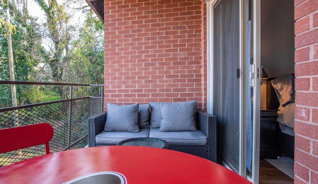 Classic City Getaway - Walk to Sanford Stadium