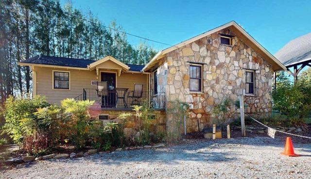 Classic cottage at Burntshirt Vineyards with 2 decks - steps from tasting room