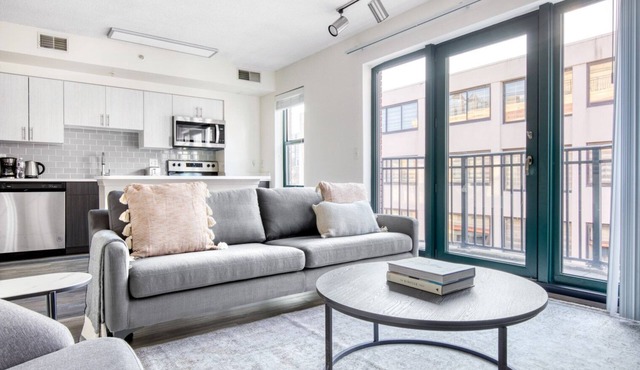 Classic Logan Circle 1BR w/Gym, W/D & Pool, walk to bars, by Blueground