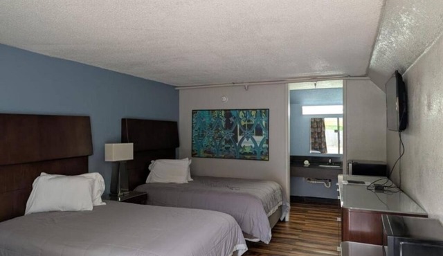Clean + Quiet 2-Room Stay w/King Bed Near Restaurants