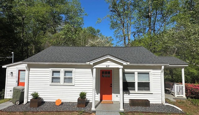 Clemson Cottage - Minutes from CU, Death Valley, Jervey, Patrick & Pendleton Sq.
