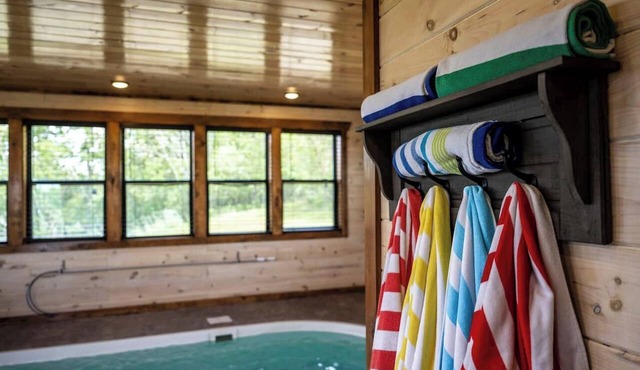 Close to attractions~Dog Friendly~Indoor Pool~Hot Tub~Views