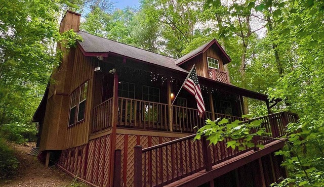 Close to Downtown Helen with Hot Tub and close to everything for your vacation!!
