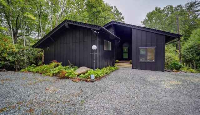 Close to Grandfather mtn, pool, golf, pickleball, hiking and tennis! Sleeps 12