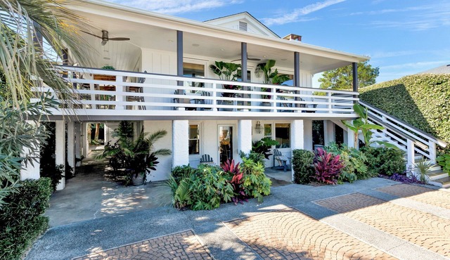Coastal Charm. LOVED by Guests! Eight Upper Level