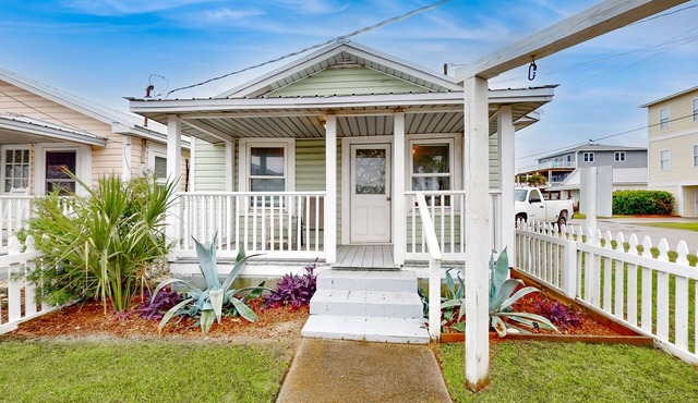 Coastal cottage with short walk to the beach and fishing pier