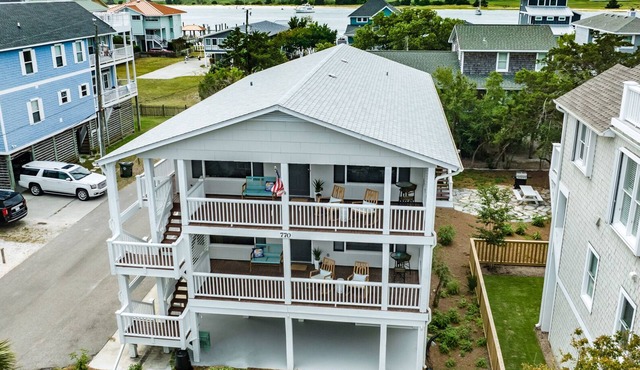 Coastal Getaway: Pet-Friendly, Across the street to the Beach