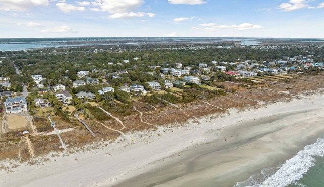 Coastal oasis: heated pool, rooftop, putting green + walk to the beach