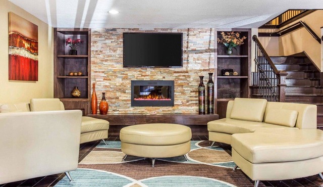 Comfort Inn & Suites Ballpark Area