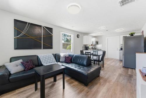 Comfortable 2 Bedroom Lounge Near Downtown Atl Sleeps 4 Free Parking