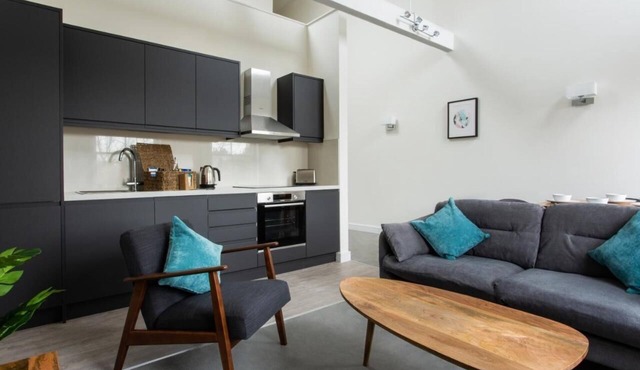 Comfortable Apartment w/Fully Integrated Kitchens & Comforts Near Queen’s Park