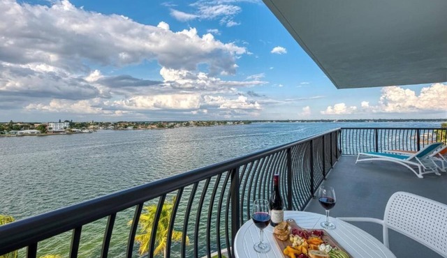 Comfortable Suite Retreat! 2 Relaxing Units w/Free Parking, Pool!