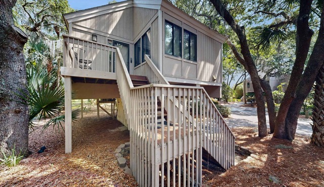 Comfy Golf View Cottage with WiFi, a Shared Pool, Central AC, Private Washer/Dryer