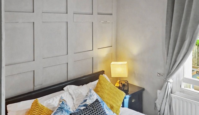 Cosy Private Studio | Hampton Hill | Walk to Bushy Park | Free Parking & WiFi