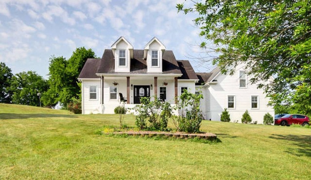 Country Farmhouse at The Waylan - Great for Groups!