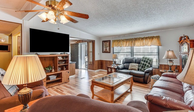 Countryside Haven w/Spacious Yard in Tamassee!